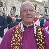 https://www.ragusanews.com/immagini_articoli/30-06-2024/dediche-e-richieste-i-parrocchiani-al-vescovo-il-parrono-non-si-tocca-100.jpg