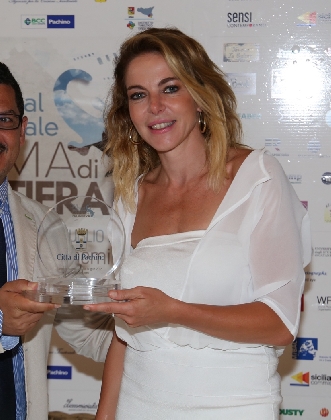 https://www.ragusanews.com/immagini_articoli/30-07-2016/claudia-gerini-a-marzamemi-420.jpg