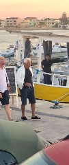 https://www.ragusanews.com/immagini_articoli/30-07-2020/giorgio-armani-passeggia-a-marzamemi-240.jpg