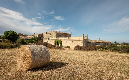 https://www.ragusanews.com/immagini_articoli/30-07-2021/1627649379-non-solo-mare-bagli-e-masserie-dell-entroterra-ibleo-i-piu-belli-foto-2-280.jpg