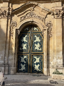 https://www.ragusanews.com/immagini_articoli/30-11-2024/riapre-la-chiesa-del-carmine-a-scicli-300.jpg