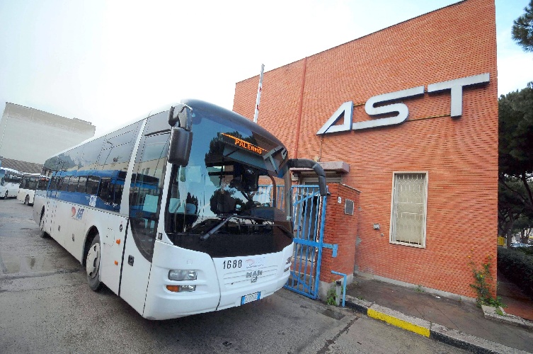 https://www.ragusanews.com/immagini_articoli/31-01-2023/ast-e-crisi-nera-stop-agli-autobus-in-14-comuni-siciliani-500.jpg