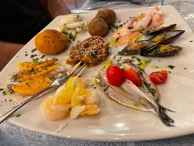 https://www.ragusanews.com/immagini_articoli/31-01-2025/trattorie-tipiche-riapre-il-1-febbraio-nei-weekend-a-pranzo-emporio-caccamo-a-marina-di-modica-300.jpg