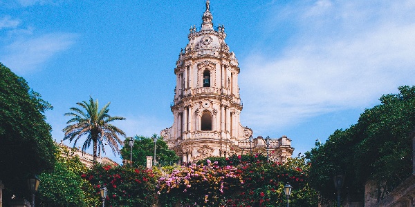 https://www.ragusanews.com/immagini_articoli/31-01-2025/una-foto-col-drone-permette-di-scoprire-una-iscrizione-inedita-sul-duomo-di-san-giorgio-a-modica-300.jpg