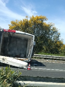 https://www.ragusanews.com/immagini_articoli/31-03-2023/1680260240-incidente-in-autostrada-furgone-si-ribalta-e-perde-il-carico-di-olive-1-300.jpg