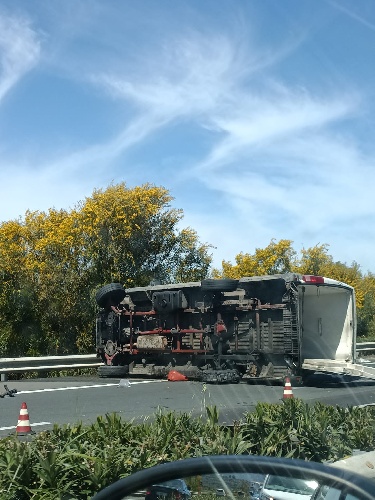 https://www.ragusanews.com/immagini_articoli/31-03-2023/incidente-in-autostrada-furgone-si-ribalta-e-perde-il-carico-di-olive-500.jpg