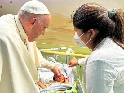 https://www.ragusanews.com/immagini_articoli/31-03-2023/papa-francesco-battezza-un-bimbo-nel-reparto-di-oncologia-300.jpg