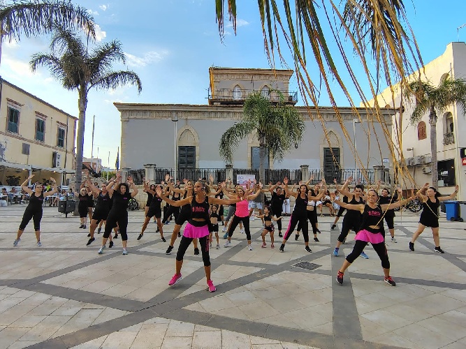 https://www.ragusanews.com/immagini_articoli/31-07-2024/piazza-torre-a-marina-di-ragusa-si-tinge-di-rosa-500.jpg