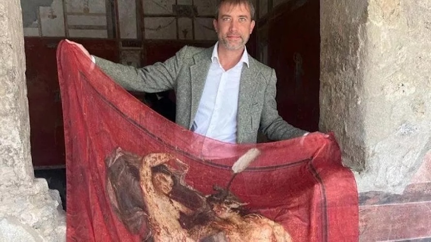 https://www.ragusanews.com/immagini_articoli/31-10-2023/pompei-perseo-e-andromeda-l-affresco-diventa-foulard-500.jpg