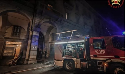 https://www.ragusanews.com/immagini_articoli/31-12-2024/1735637546-incendio-a-torino-morta-una-ragazza-di-25-anni-e-feriti-i-genitori-1-300.jpg